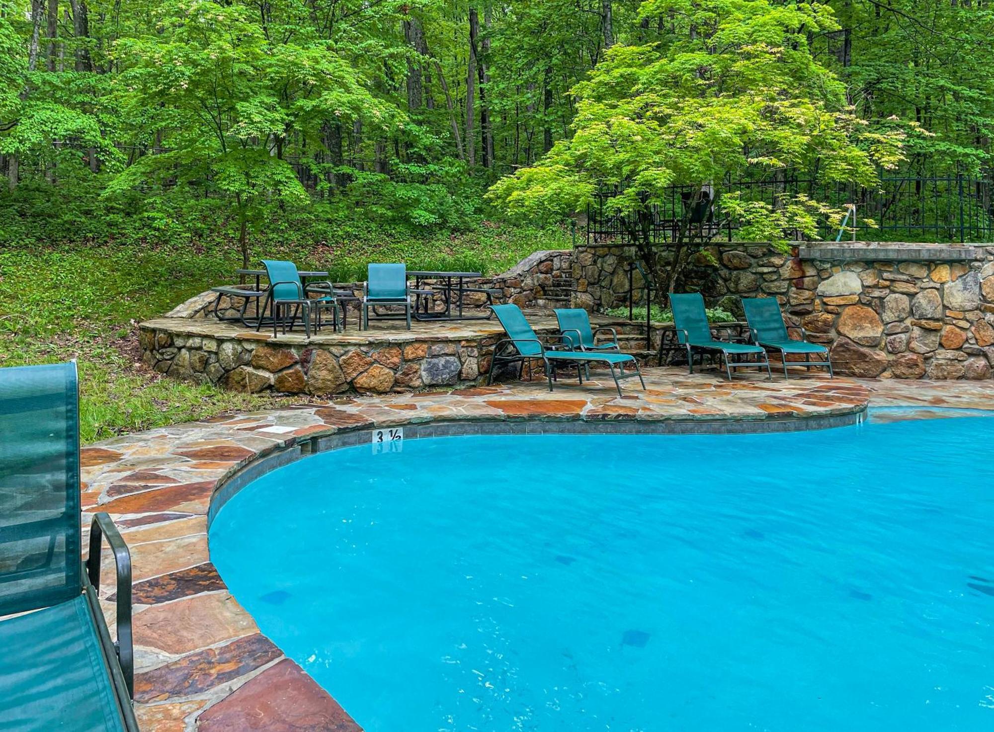 Huge Cabin W Hot Tub, Deck, Pool, Fire Pit, Wifi! Vila Berkeley Springs Exterior foto